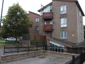 1 Bed 1st Floor walk-up Flat with Bath