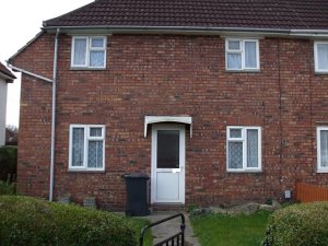 3 Bed 2 Living Room House with upstairs Bath