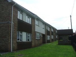 1 Bed 1st Fl wu 50+ Flat over-Bath Shower, Steps